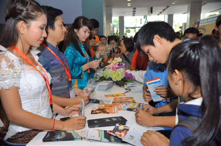 Ông Tống Viết Trung, PTGĐ Tập đoàn Viễn thông Quân đội cho biết: “Năm 2013, Viettel chính thức tuyên bố sẽ đưa viễn thông và công nghệ thông tin len lỏi vào mọi ngõ ngách của đời sống xã hội. Những gì Viettel mang tới Vietnam Telecomp 2013 sẽ minh chứng những gì chúng tôi làm được trong thời gian qua”.