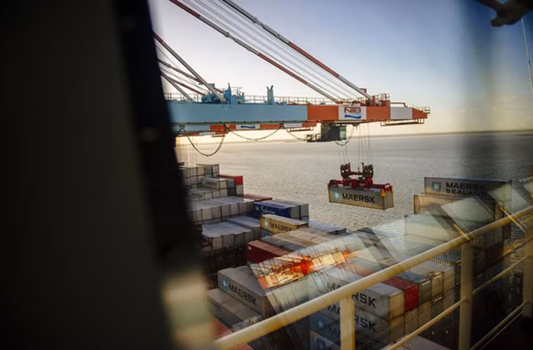 Những con tàu chở container lớn nhất thế giới được Maerks đặt hàng đang được đóng ở Okpo, Hàn Quốc, bởi công ty Daewoo Shipbuilding &amp; Marine Engineering, trước đây là một nhánh của tập đoàn Daewoo. Trong ảnh, container chở hàng đang được dỡ từ tàu Maersk Mc-Kinney Moeller.