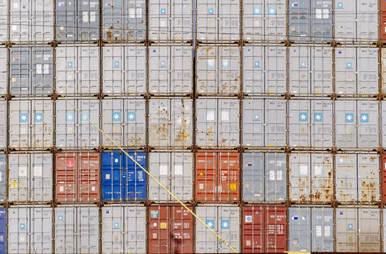 Các hãng vận tải biển như Maersk đang tìm cách tăng cường hiệu quả hoạt động bằng cách sử dụng những con tàu có kích thước ngày càng lớn. Chính vì vậy, các cảng container ở nhiều nơi đã đầu tư hàng tỷ USD để phát triển những bến cảng nước sâu hơn, lắp đặt cần cầu lớn hơn, cầu tàu dài hơn, và sân chứa container lớn hơn… nhằm tránh bị loại ra khỏi tuyến thương mại Á-Âu lớn nhất thế giới. Trong ảnh, container chở hàng xếp ở cảng Bremerhaven của Đức.