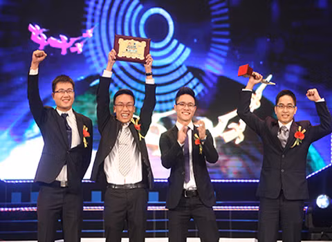 Nhóm tác giả nhận giải Nhất Giải thưởng Nhân tài Đất Việt 2013.