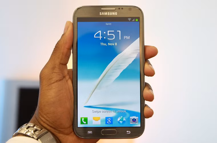 Samsung Galaxy Note 4. Hiện giờ, mối quan tâm của dân đam mê công nghệ đang chuyển sang Galaxy Note 4 - chiếc phablet (smartphone lai tablet) thứ 4 trong dòng sản phẩm Galaxy. Samsung chưa công bố kế hoạch về Note 4 nhưng các tin đồn cho rằng Note 4 sẽ có thiết kế vỏ nhôm thay vì nhựa như hiện nay, và sạc không dây thực sự. Chúng ta cũng có thể mong đợi Note 4 sẽ dùng vi xử lý tám nhân và camera cải tiến, mặc dù Samsung chưa xác nhận những điều này.