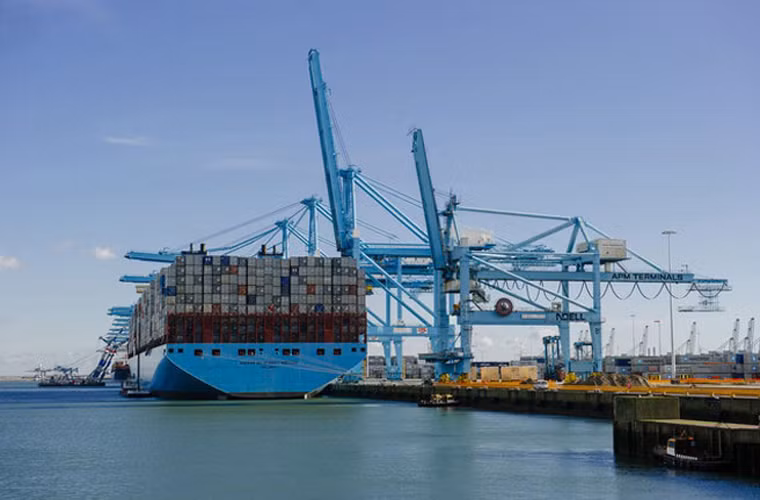 Container hàng hóa xếp trên tàu Maersk Mc-Kinney Moeller ở cảng Rotterdam, Hà Lan.