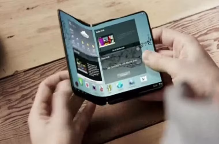 Samsung Galaxy F. Nhiều đồn đoán cho rằng Samsung có kế hoạch thu hẹp khoảng cách giữa dòng S và Note bằng việc cho ra đời một thiết bị cao cấp nữa vào mùa hè 2014. Chiếc smartphone này sẽ loại bỏ lớp vỏ nhựa đang được sử dụng trên những thiết bị Samsung hiện nay, thay vào đó là lớp vỏ nhôm cao cấp giống như trên iPhonevà HTC One. Ngoài ra, nhiều nguồn tin tiết lộ về việc Samsung sẽ trang bị camera 16MP trên Galaxy F, tương tự như trên Samsung Galaxy S5.