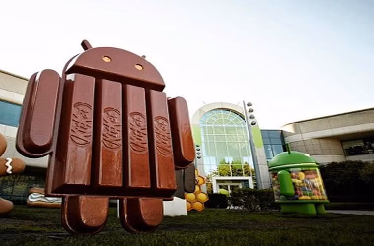 Android 4.4 KitKat. Những tin đồn mới đây cho thấy Galaxy S5 sẽ được phát hành với phiên bản hệ điều hành Android mới nhất, Android 4.4 KitKat. Điều này không gây ngạc nhiên vì Google sẽ phát hành Android 4.4 rộng rãi hơn trong vài tháng tới. Android 4.4 đem lại một số cải tiến đáng chú ý cho hệ sinh thái Android, bao gồm khả năng xử lý đa nhiệm nhanh hơn, một số chế độ cho phép giấu các thanh công cụ và các nút trên màn hình, ứng dụng danh bạ được sắp xếp hợp lý, chức năng in tích hợp sẵn…