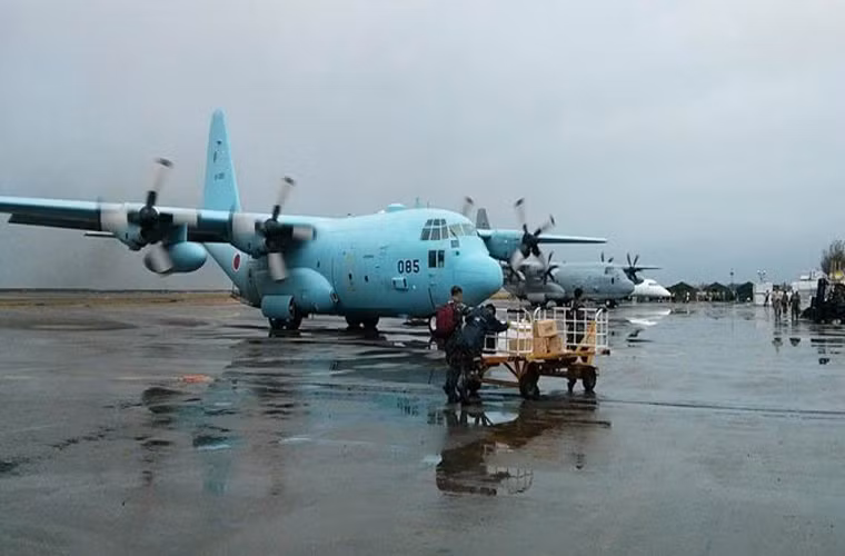 Rất nhiều máy bay quân sự, máy bay chở hàng cứu trợ hạ cánh và cất cánh ở sân bay.