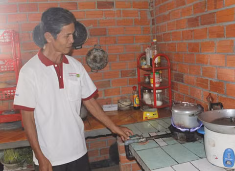 Mỗi tháng gia đình ông Huẩn tiết kiệm hơn 500.000 đồng tiền mua gas. Mỗi tháng gia đình ông Huẩn tiết kiệm hơn 500.000 đồng tiền mua gas.