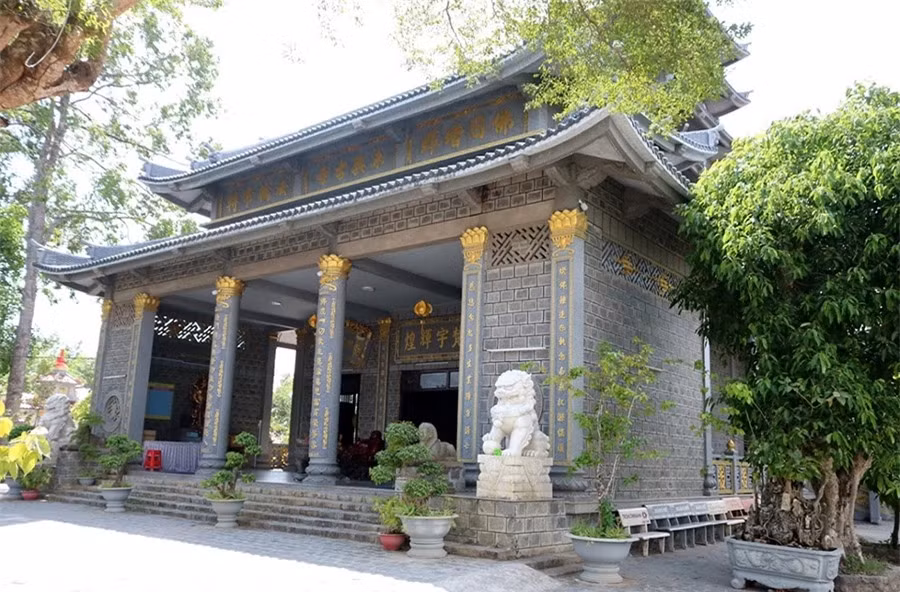 Đi qua hai con sư tử đá và bước lên các bậc thềm là sẽ đến tiền sảnh của Chánh điện - Nơi đón tiếp các Phật tử và khách hành hương với tượng hộ pháp canh giữ hai bên tả hữu. Tiếp đến là Chánh điện với không gian rất rộng, xung quanh được bọc kín bởi những tảng đá to nguyên khối xếp chồng lên nhau trông vô cùng vững chãi và bề thế. 
