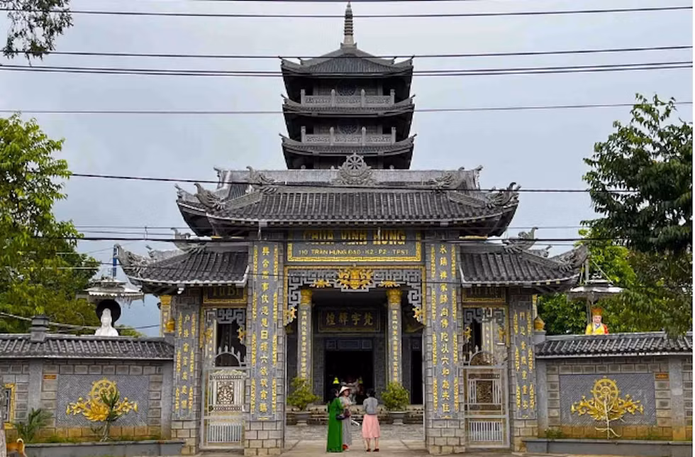 Hầu hết những khu vực và không gian chính của chùa như cổng tam quan, sân chùa, hàng rào... đều được xây cất và trang trí bằng đá tảng, chỉ một vài nơi có các chi tiết làm bằng gỗ cùng với vô số tiểu cảnh xinh đẹp tạo cảnh quan gần gũi với thiên nhiên. Ảnh: Ngày nay