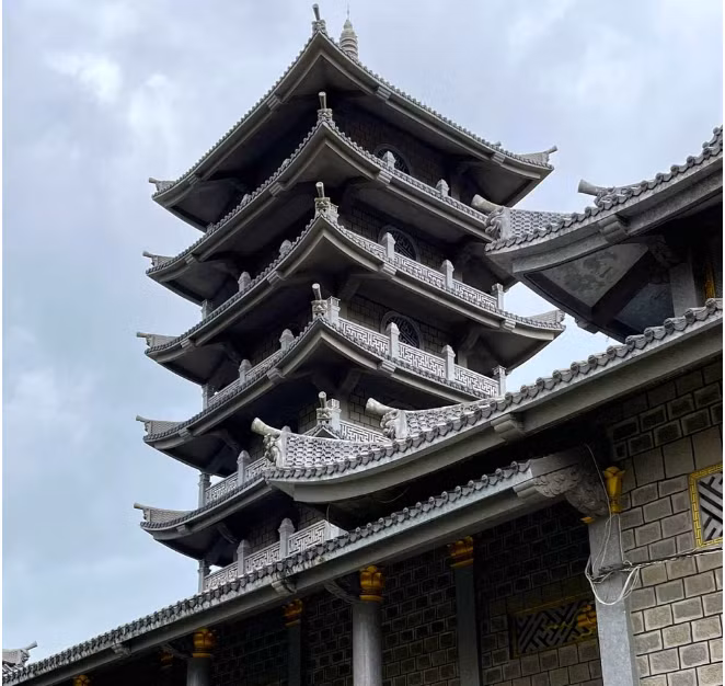 Đây là ngôi chùa theo phái Bắc Tông - Phật giáo Bắc Tông mang tư tưởng canh tân trong hành đạo. Khác với các nhà truyền giáo Nam Tông, các Tỳ kheo Bắc Tông lựa chọn đi về hướng Bắc để truyền giáo). Ảnh: Ngày nay