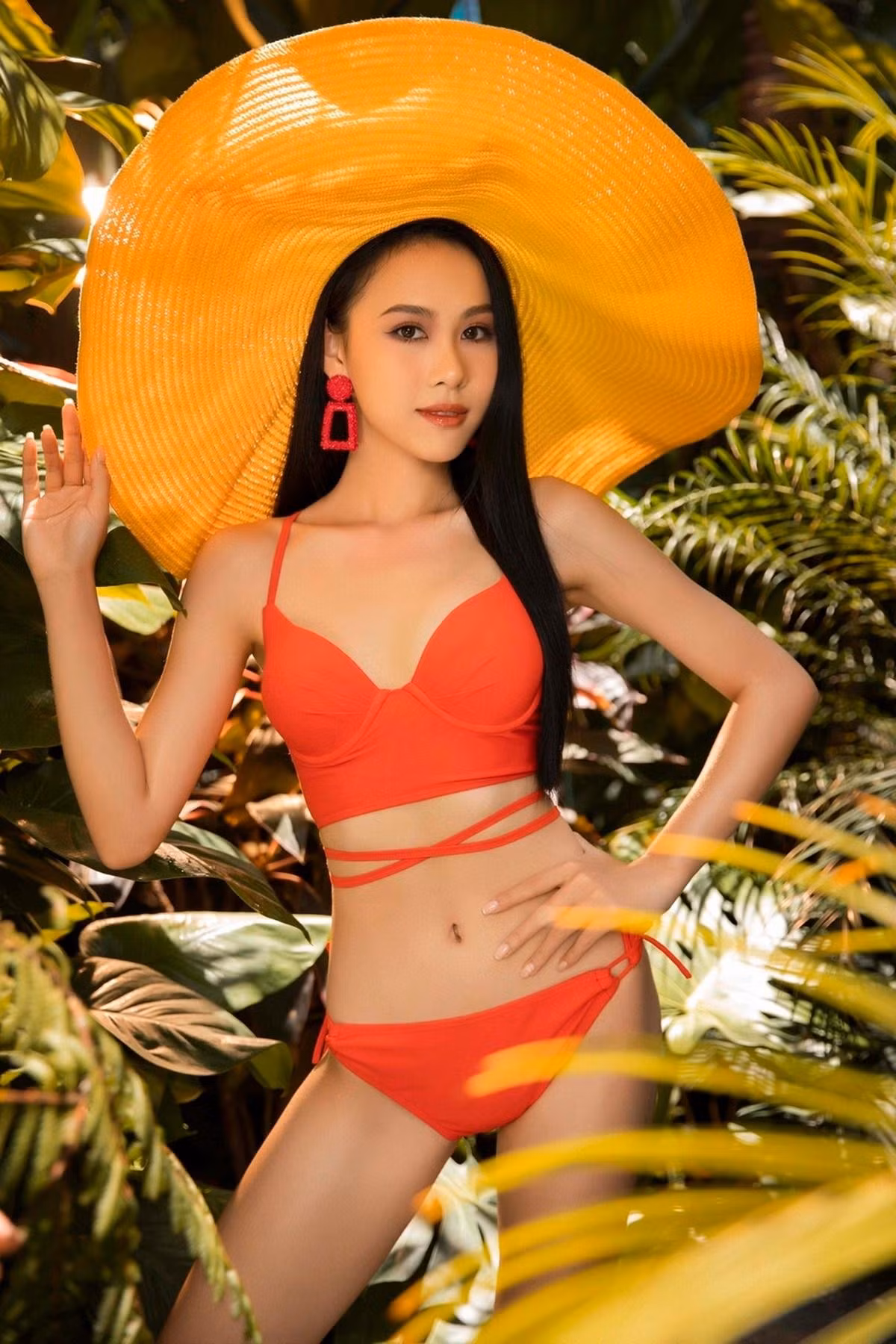 Lê Nguyễn Ngọc Hằng sinh năm 2003, là cựu học sinh THPT Trưng Vương, TP.HCM. Hiện cô là sinh viên Đại học Western Sydney (chương trình học tại Việt Nam).