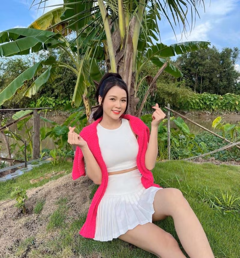Hot girl Long An có tài sản 50 tỷ trẻ hơn tuổi với váy nữ sinh cấp 3 Hot girl Long An co tai san 50 ty tre hon tuoi voi vay nu sinh cap 3