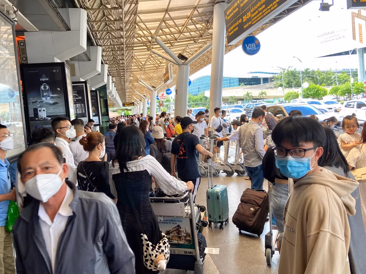 Tan Son Nhat dong hon Tet, khach do xo chi them tien check-in nhanh-Hinh-4