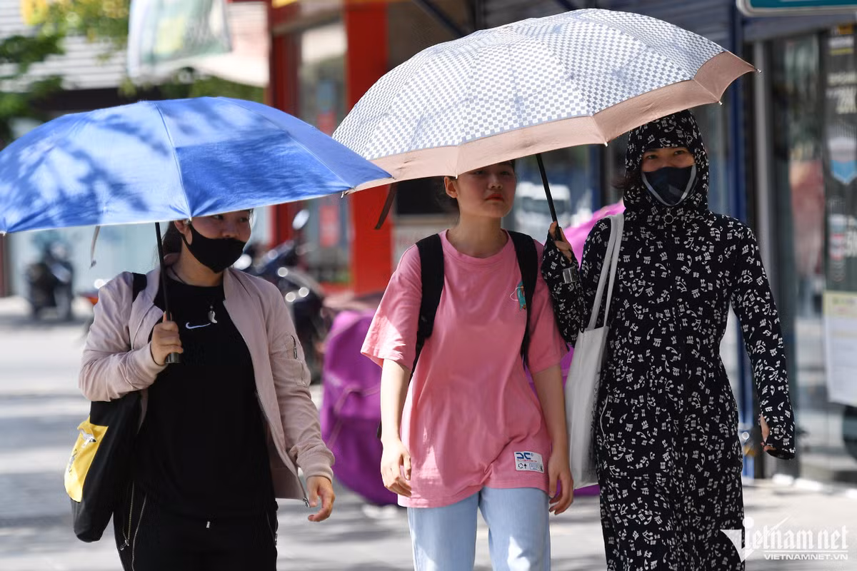 Du bao thoi tiet ngay 17/7: Bac, Trung Bo nang gay gat, Nam Bo mua rao