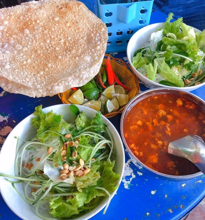 Món ăn nức tiếng Quy Nhơn nhìn ngỡ bún riêu, nếm thử mới thấy hương vị đặc biệt - Hình 6 Mon an nuc tieng Quy Nhon nhin ngo bun rieu, nem thu moi thay huong vi dac biet-Hinh-6