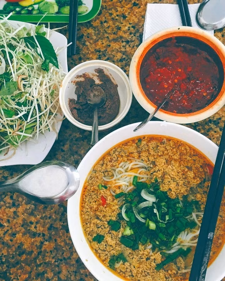 Món ăn nức tiếng Quy Nhơn nhìn ngỡ bún riêu, nếm thử mới thấy hương vị đặc biệt - Hình 2 Mon an nuc tieng Quy Nhon nhin ngo bun rieu, nem thu moi thay huong vi dac biet-Hinh-2