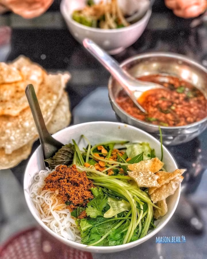 Món ăn nức tiếng Quy Nhơn nhìn ngỡ bún riêu, nếm thử mới thấy hương vị đặc biệt - Hình 5 Mon an nuc tieng Quy Nhon nhin ngo bun rieu, nem thu moi thay huong vi dac biet-Hinh-5