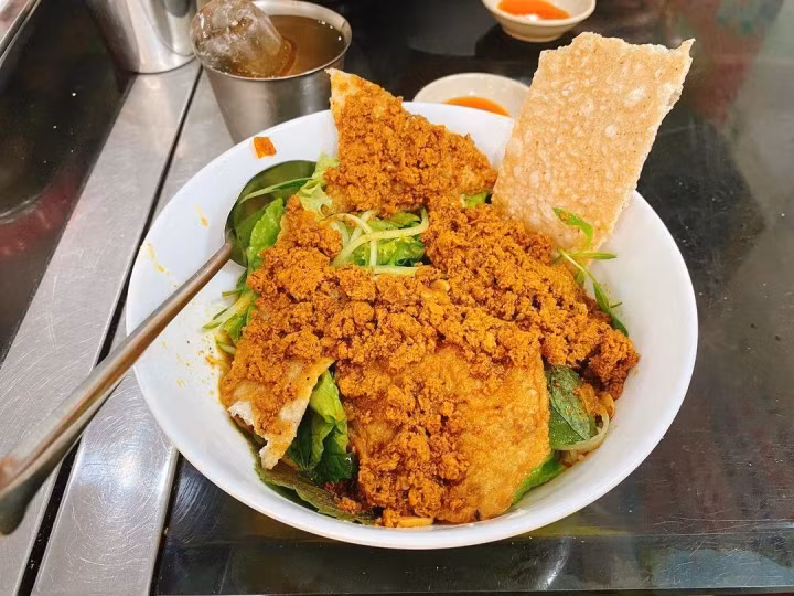 Món ăn nức tiếng Quy Nhơn nhìn ngỡ bún riêu, nếm thử mới thấy hương vị đặc biệt - Hình 4 Mon an nuc tieng Quy Nhon nhin ngo bun rieu, nem thu moi thay huong vi dac biet-Hinh-4