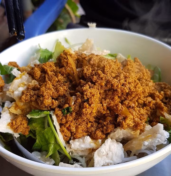 Món ăn nức tiếng Quy Nhơn nhìn ngỡ bún riêu, nếm thử mới thấy hương vị đặc biệt - Hình 3 Mon an nuc tieng Quy Nhon nhin ngo bun rieu, nem thu moi thay huong vi dac biet-Hinh-3