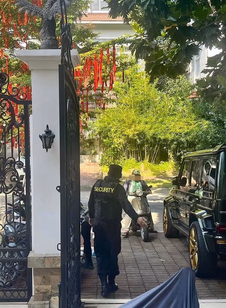 Đoàn Di Băng phải thuê nhiều vệ sĩ bảo vệ biệt phủ, lý do sốc - Hình 4 Doan Di Bang phai thue nhieu ve si bao ve biet phu, ly do soc-Hinh-4