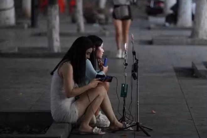 Cap streamer bi tan cong khi livestream tren duong pho-Hinh-2