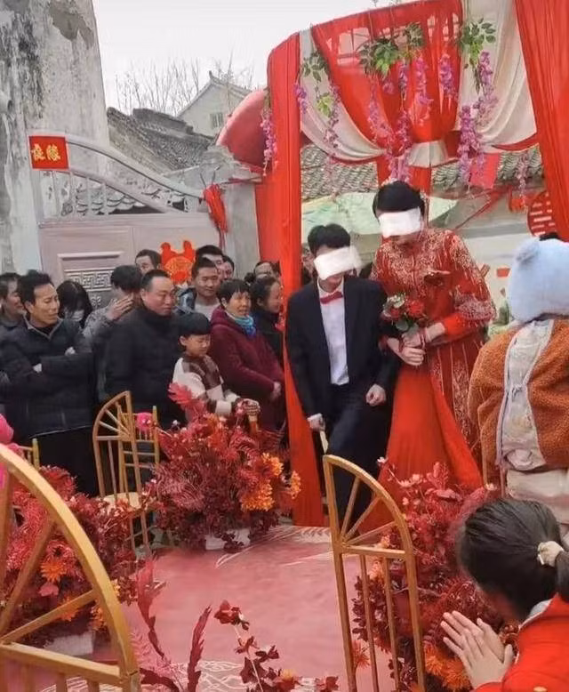 Cả làng tới xem đám cưới vì ngoại hình cô dâu và chú rể đối nghịch Ca lang toi xem dam cuoi vi ngoai hinh co dau va chu re doi nghich