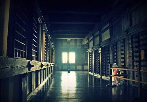 Những sinh viên ở đây đã truyền tai nhau câu chuyện về một học sinh có tên là Tommy đã treo cổ tự tử khi ở trong kí túc xá trên. Do đó, vào ban đêm, họ thường nghe thấy những tiếng bước chân trên các cầu thang rất kinh dị. Khi bức ảnh này xuất hiện, người ta càng khẳng định thêm hồn ma của cậu sinh viên xấu số là hoàn toàn có thật.
