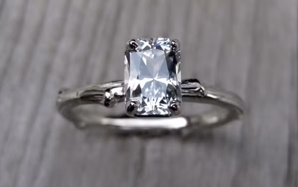 Loại đá quý hợp vận với người sinh ngày 15/4 là kim cương, sapphire trắng (trong ảnh), đá thạch anh.