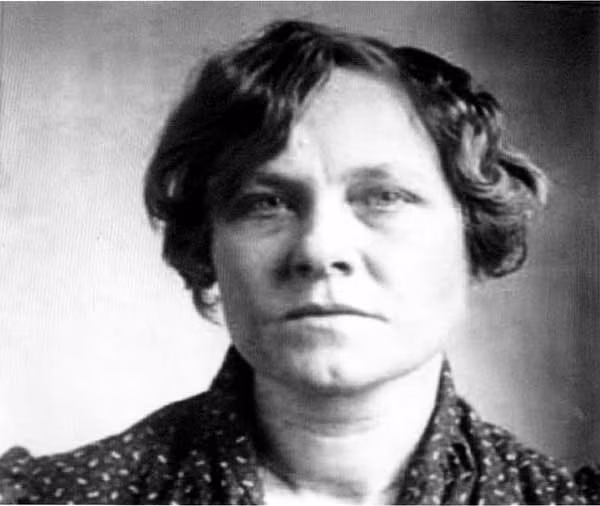 Ruth Snyder (trong ảnh) là một bà nội trợ sống ở Queens, New York, Mỹ đã có mối quan hệ bất chính với người đàn ông có tên Judd Gray trong suốt 3 năm.