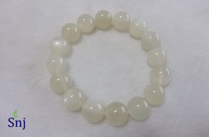 Loại đá quý hợp vận với người sinh ngày 20/4 là: MoonStone - Đá mặt trăng (trong ảnh) và ngọc trai.