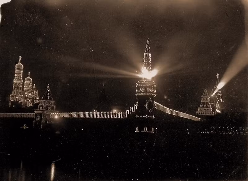 Ít ai có thể biết được rằng, vào thời đó, điện Kremlin được trang trí công phu như vậy để có thể "tỏa sáng" về đêm khiến mọi người không khỏi ngạc nhiên.