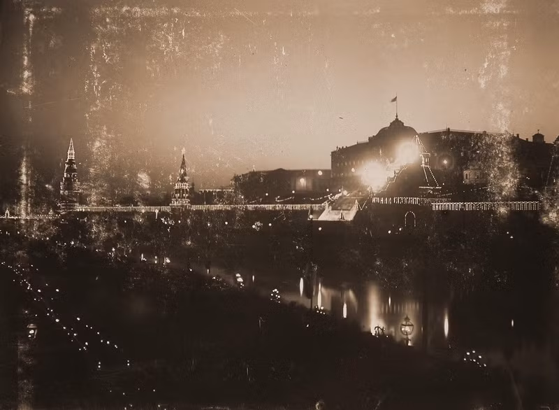 Trong thời gian Nga hoàng Nicholas II nắm quyền, giới chức trách Nga đã cố gắng thu hút các kỹ sư hàng đầu thế giới để phát triển hệ thống điện chiếu sáng phục vụ sự phát triển của đất nước.