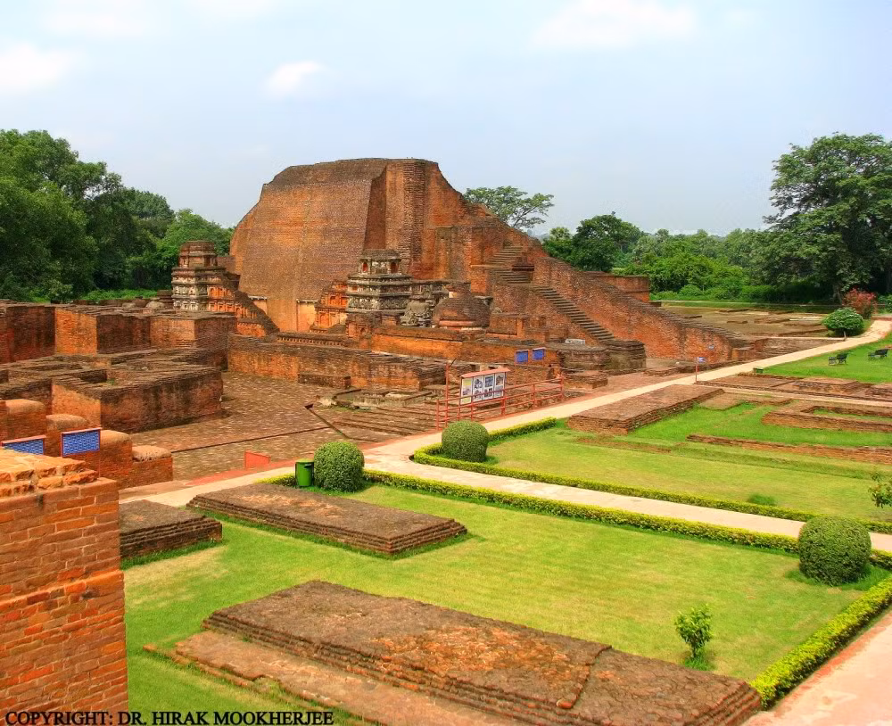 Tuy nhiên, Đại học Nalanda chính thức bị hủy diệt vào năm 1193 khi những người Hồi giáo Thổ Nhĩ đánh phá nơi này cũng như giết các Tăng sĩ ở đây.