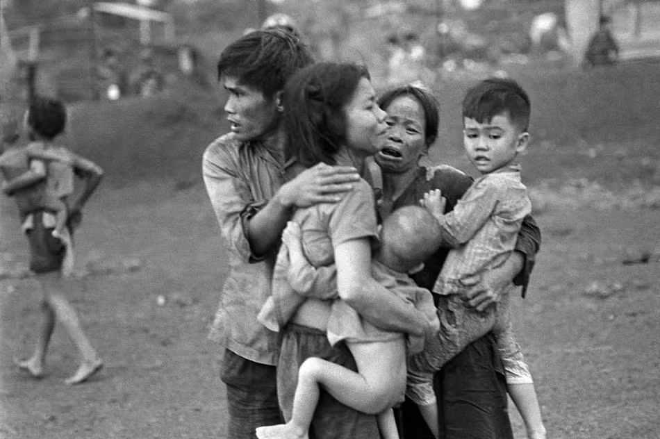 Những dân thường miền Nam may mắn sống sót sau đợt tấn công dữ dội kéo dài 2 ngày của quân đội Sài Gòn. Ảnh chụp tại Đồng Xoài hồi tháng 6/1965.