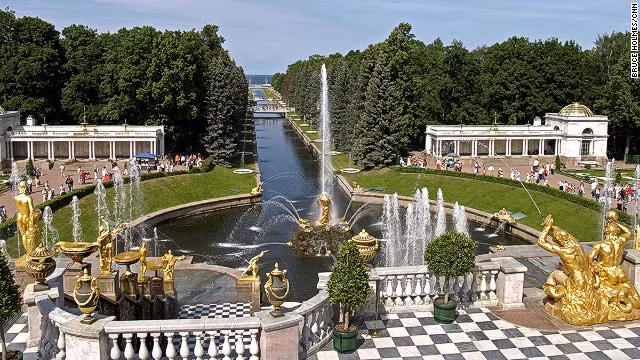 Peterhof Palace Garden nằm ở thành phố St. Petersburg gây ấn tượng với mọi người bởi nhiều đài phun nước, vườn cây xanh mát vô cùng bắt mắt. Nơi đây được UNESCO vinh danh là di sản thế giới.