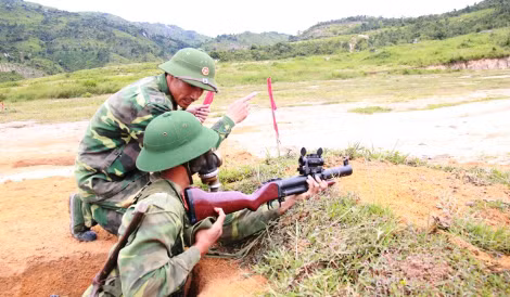 Súng phóng lựu M79 do Việt Nam chế tạo được "độ" thêm ống ngắm quang học trên thân súng. Ảnh: Tiền phong