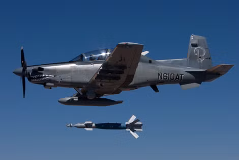 AT-6 ném thử bom có điều khiển.