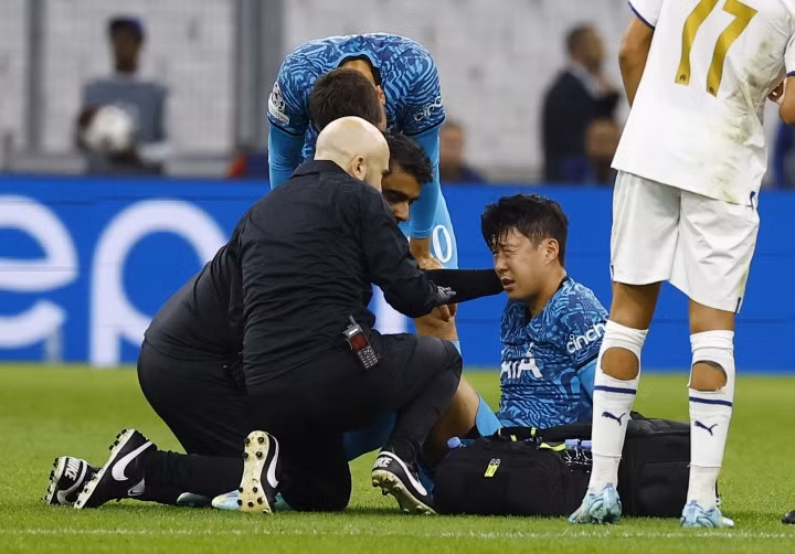 Son Heung-min chấn thương ở trận Tottenham thắng ngược Marseille 2-1 tại Champions League. Tiền đạo Hàn Quốc nhảy lên và có va chạm trên không với Chancel Mbemba. Vai của cầu thủ người CH Congo đã huých mạnh vào mặt Son.
