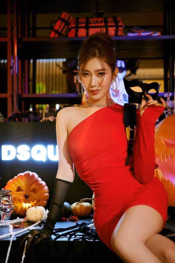 Lên đồ vào dịp Halloween nên Thúy Ngân cũng chọn phong cách có phần bí ẩn hơn. Cô cầm thêm phụ kiện mặt nạ và đeo găng tay đen.