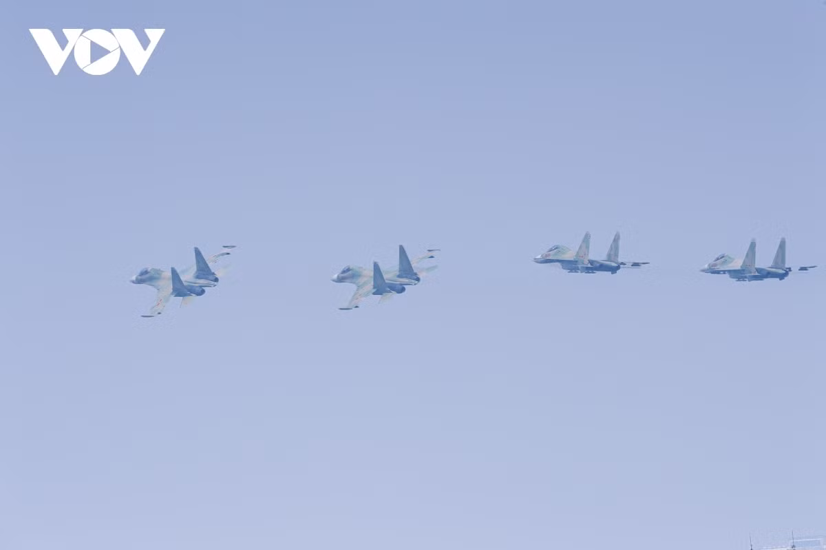 Máy bay chiến đấu Su-30MK2 cùng hợp luyện với trực thăng Mi.
