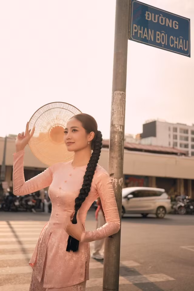 Hoa hau bien Ninh Hoang Ngan dien ao ba ba xuong pho-Hinh-3