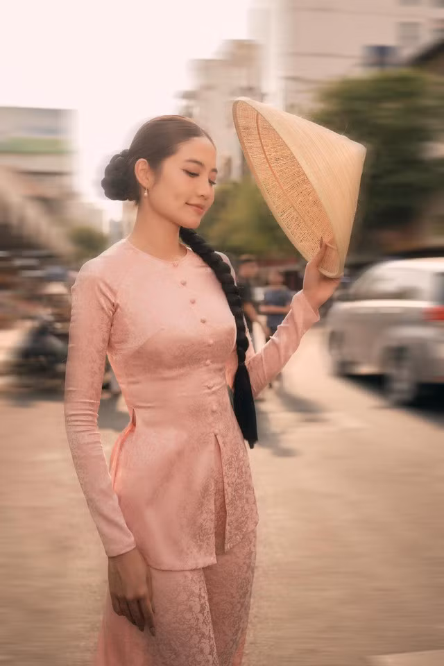 Hoa hau bien Ninh Hoang Ngan dien ao ba ba xuong pho