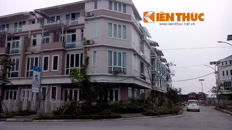 Cỏ dại mọc quanh các ngôi biệt thự sang trọng.