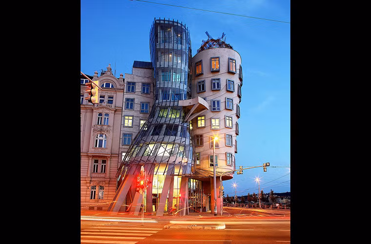 Nằm ở Praha, cộng hòa Séc, ngôi nhà được đặt tên là Fred và Ginger (hai vũ công nổi tiếng) vì ngôi nhà nhìn giống như một cặp vũ công .