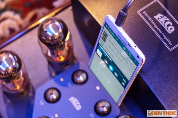 Note 4 và ampli đèn cao cấp EKCO.
