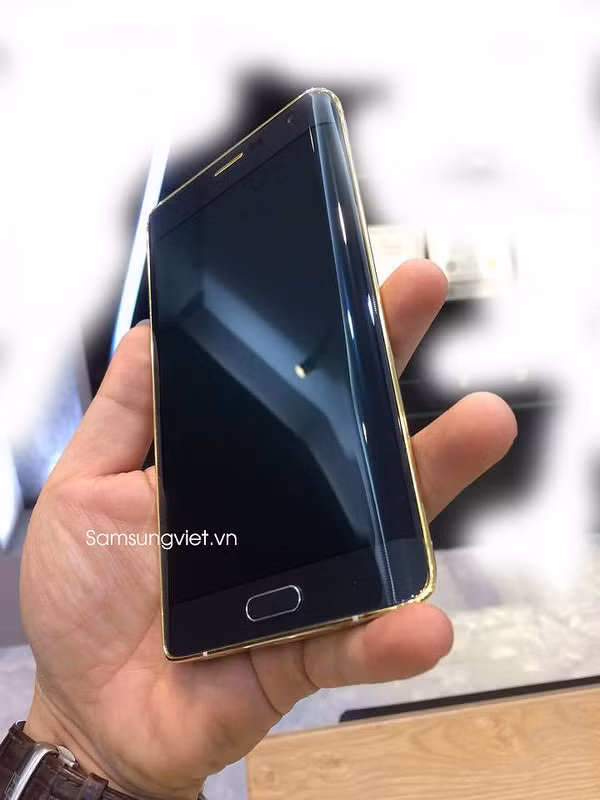 Hình ảnh này cho thấy, Samsung Galaxy Note Edge được mạ vàng gần như tất cả các bên. Vàng là vật liệu được sử dụng cho các khung bên hơi nhô ra của phablet, lỗ cắm tai nghe, nút chỉnh âm lượng, cũng như cho vòng camera và cảm biến heartrate ở phía sau. Hình ảnh này cho thấy, Samsung Galaxy Note Edge được mạ vàng gần như tất cả các bên. Vàng là vật liệu được sử dụng cho các khung bên hơi nhô ra của phablet, lỗ cắm tai nghe, nút chỉnh âm lượng, cũng như cho vòng camera và cảm biến heartrate ở phía sau.