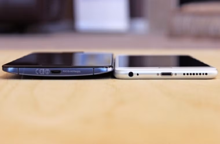 Nexus 6 dày hơn về mặt kỹ thuật 42%, điểm dày nhất của Nexus 6 là 10,1mm trong khi iphone 6 Plus dày 7,1mm. Tuy nhiên, phần lưng của Nexus 6 cong lại nên các cạnh của nó đang rất mỏng làm cho Nexus 6 cầm rất vừa tay.