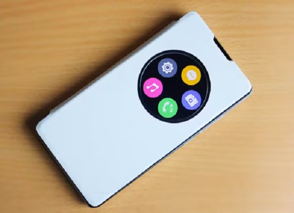 Đây là một trong những mẫu smartphone có thiết kế thời trang của hãng điện thoại Wing Mobile. Máy có bao da phía ngoài gắn liền với nắp lưng phía sau bảo vệ màn hình chống trầy xước, giảm thiệt hại khi va đập.