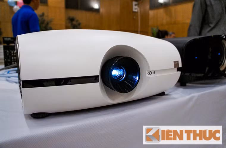 Mẫu máy chiếu 4K Barco PFWU-51B có giá tới hàng trăm triệu đồng, và được sử dụng rộng rãi tại các rạp chiếu phim lớn của Việt Nam.