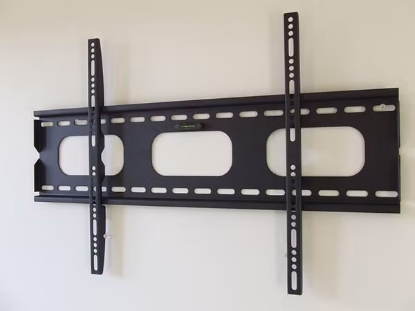 Một chiếc giá treo TV giúp tiết kiệm không gian.