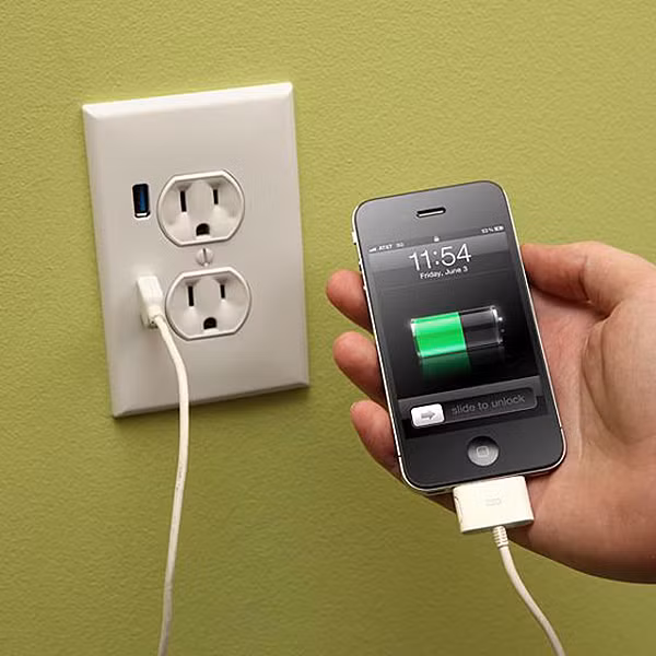 Ổ cắm tích hợp cổng USB giúp bạn linh động khi muốn sạc các thiết bị di động.
